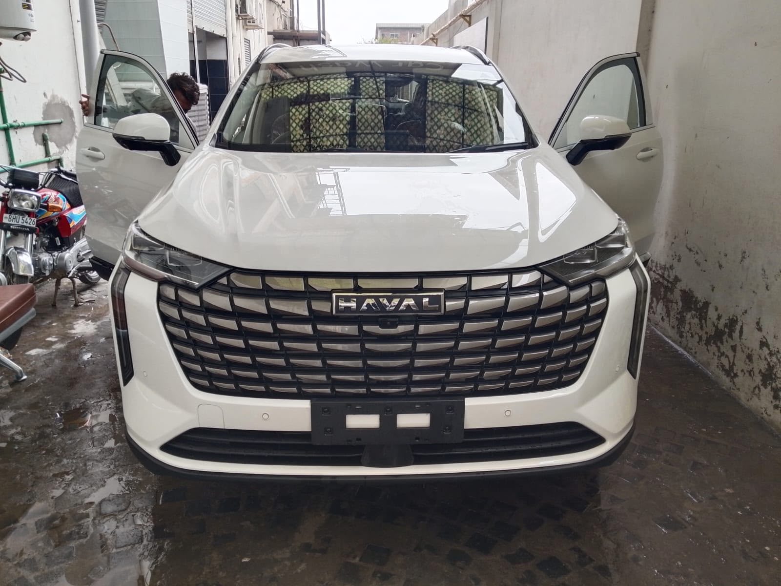 Haval H6 HEV 2026 in white, Lahore